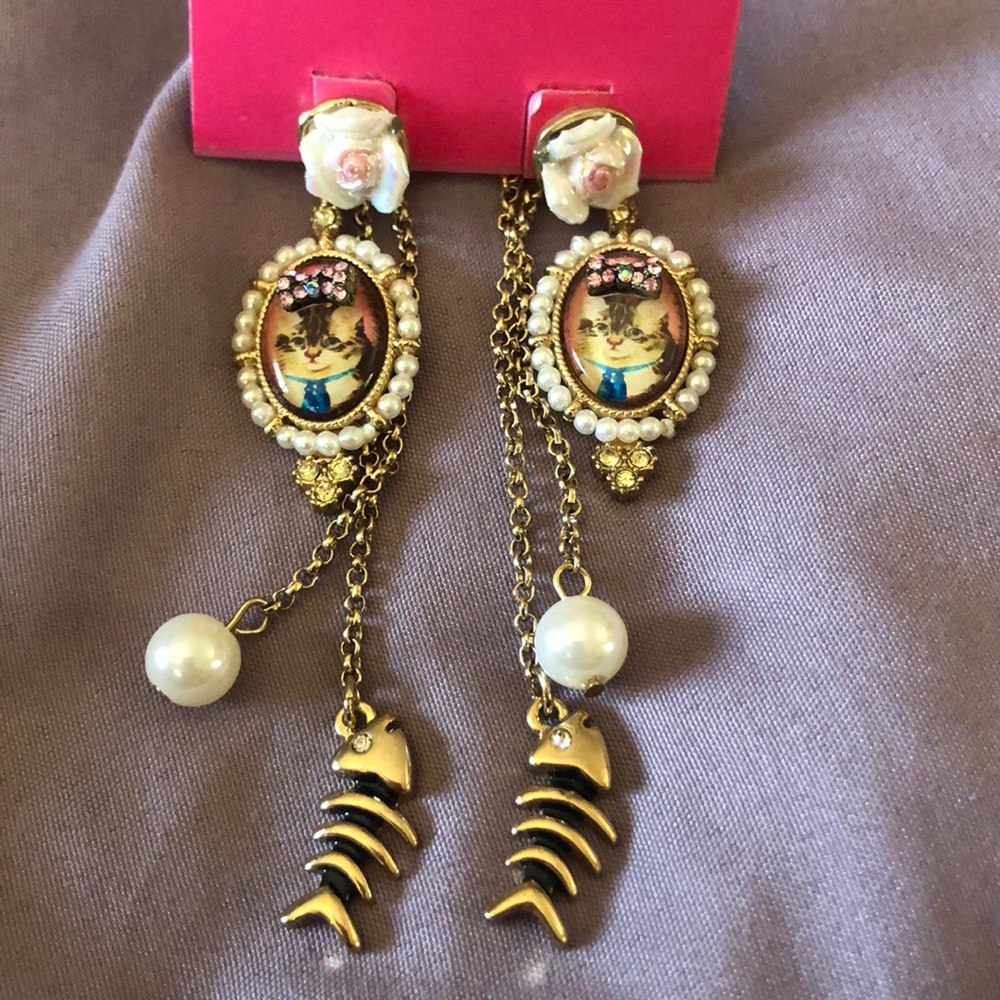 Betsey Johnson cat cameo earrings